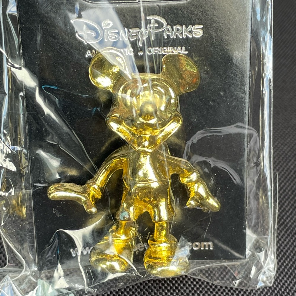 Disney Mickey 3D vintage pin